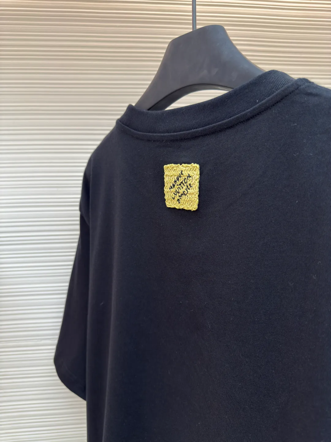 LOUIS VUITTON Raffia letter embroidered short sleeves ●Authentic product: Purchased and developed at 10399 ●Item number: 1680197-A10 ●Material: plain weave high-quality cotton ●Technology: double yarn tensioner thread ●Version: fitted version ●Weight: about 285 grams ●Size: XS-S-M-L ●Description: Clever use of iconic elements like raffia to add a touch of handcrafted flavor to the classic silhouette. Decorated with Louis Vuitton embroidery on the chest and Marque 1.Vuitton Dé 💰osée label on the back. The overall wiring is straight and delicate, the fabric is comfortable and soft, and the color is consistent without color difference. It can be matched with the same style to create a fashionable look and control various occasions. Customized accessories, complete with three standards, same style for men and women!